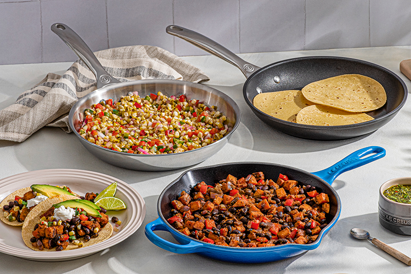 Tacos de patates douces et de haricots noirs avec salsa de maïs rôti